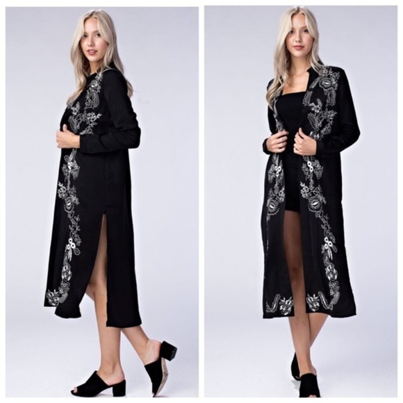 Honey Punch Other - 🆕Gorgeous Kimono with embroidered detail